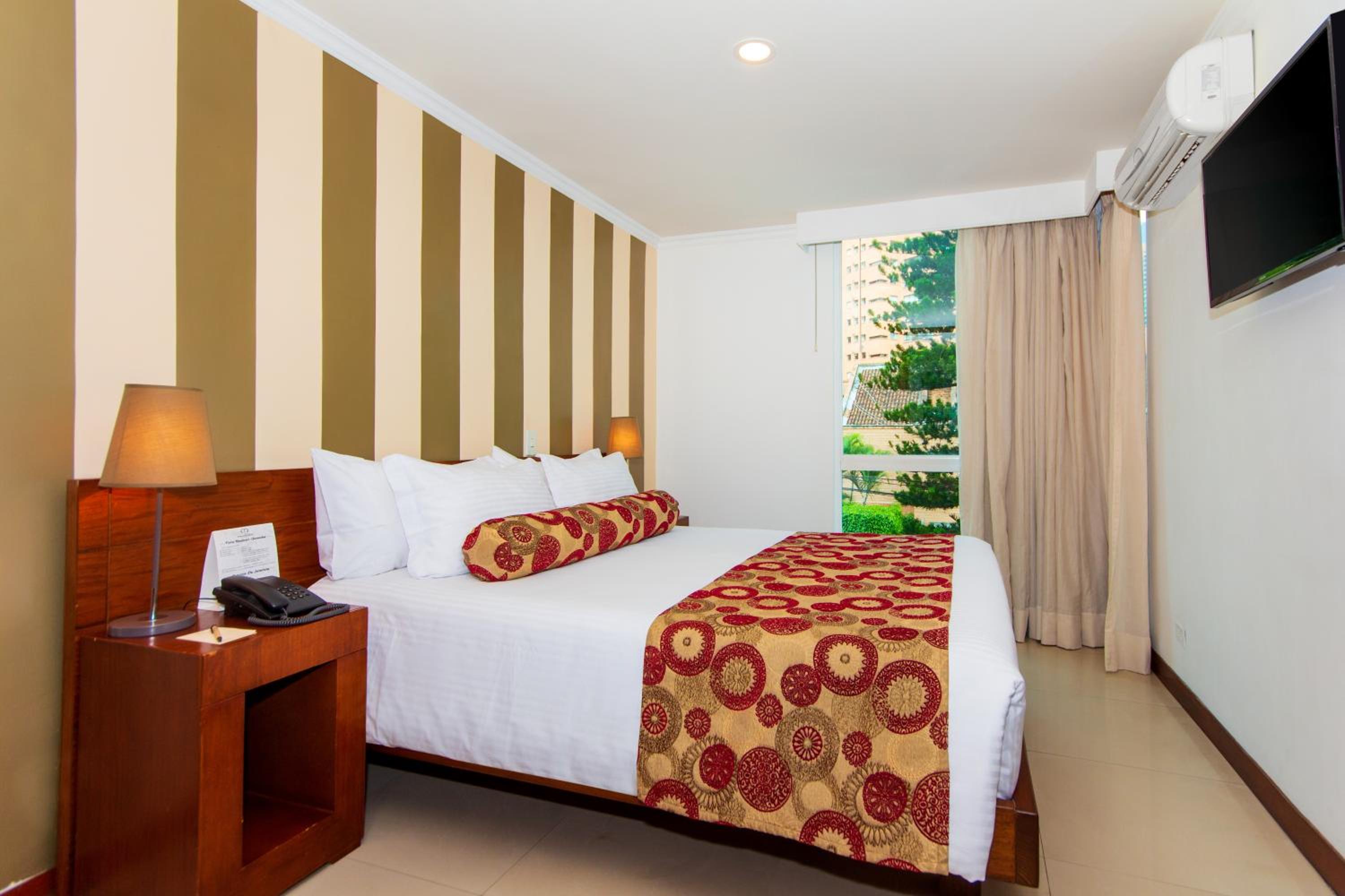 غرفة بسرير كوين وسرير فردي مع سرير إضافي، The Morgana Poblado Suites Hotel 3/6