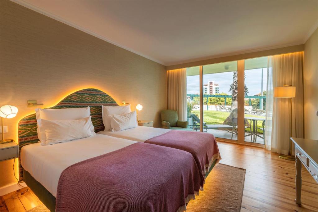 Room, Double or Twin Bed, Pool and Lake View