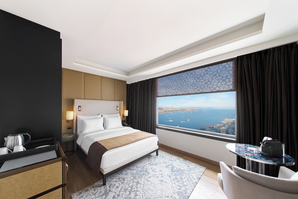 Club, Double Bed, Bosphorus View, Lounge Access, Corner، The Marmara Taksim 3/6