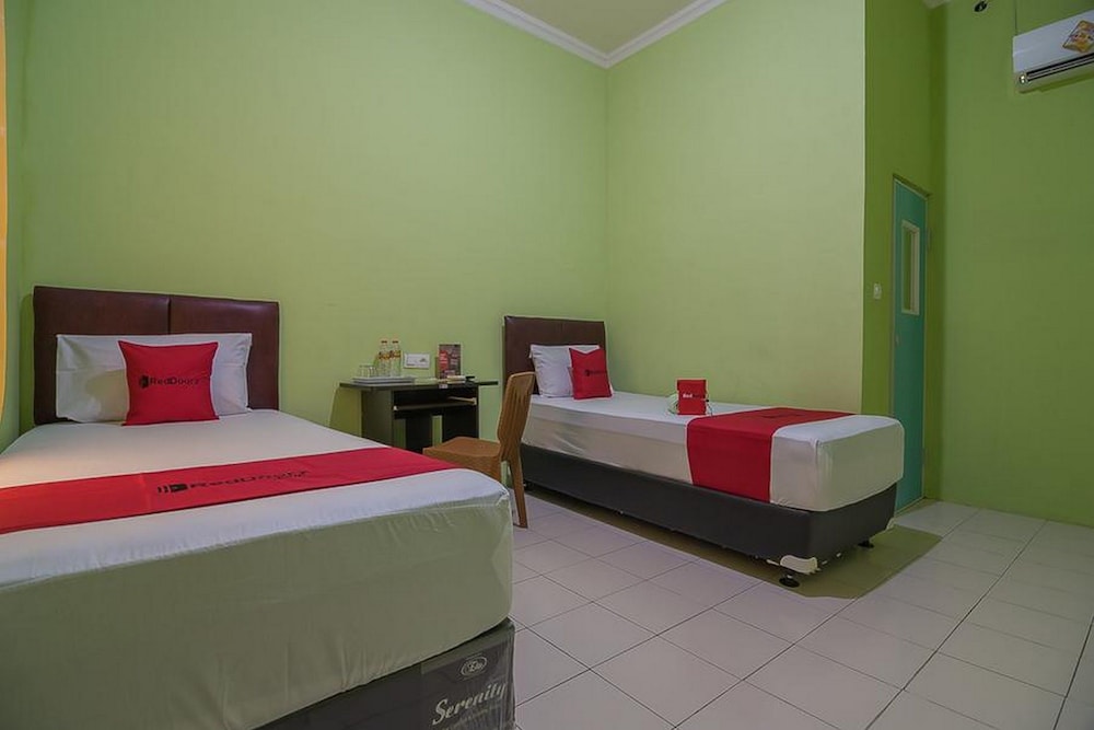 RedDoorz near Kampus UMP Purwokerto 6/44