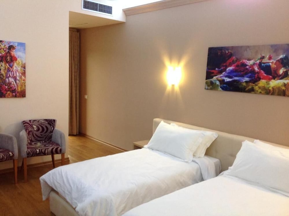 Green Hotel 28/71