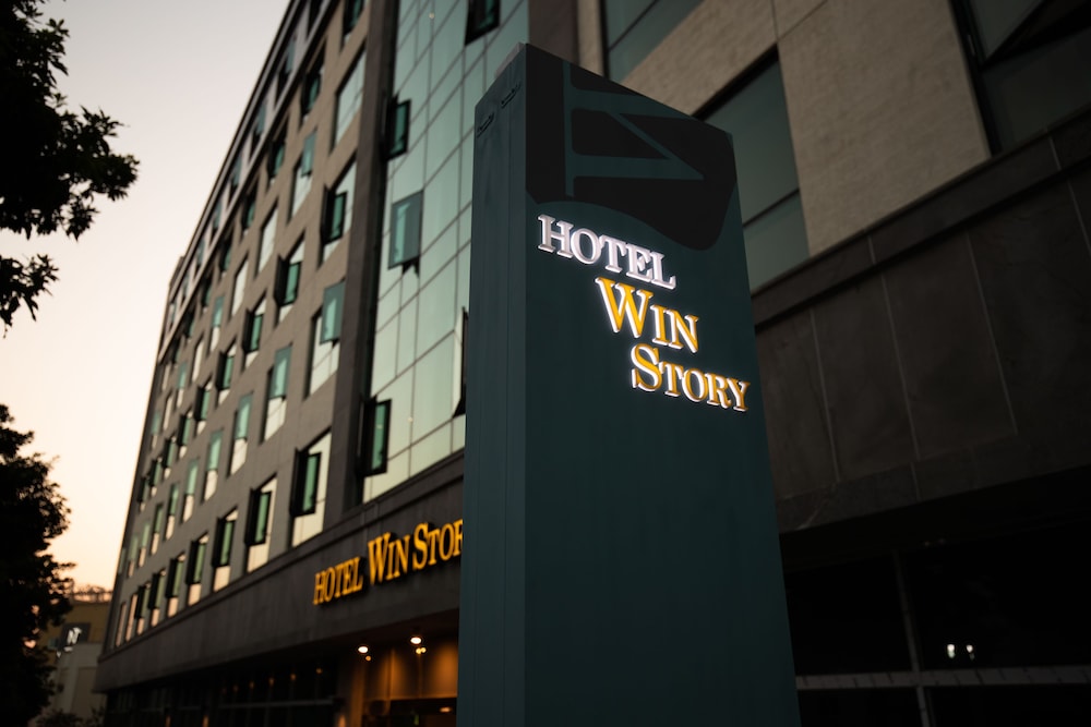 HOTEL WIN STORY 5/52