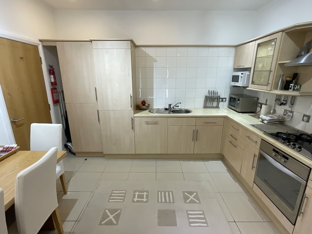Earle House Serviced Apartments 49/50