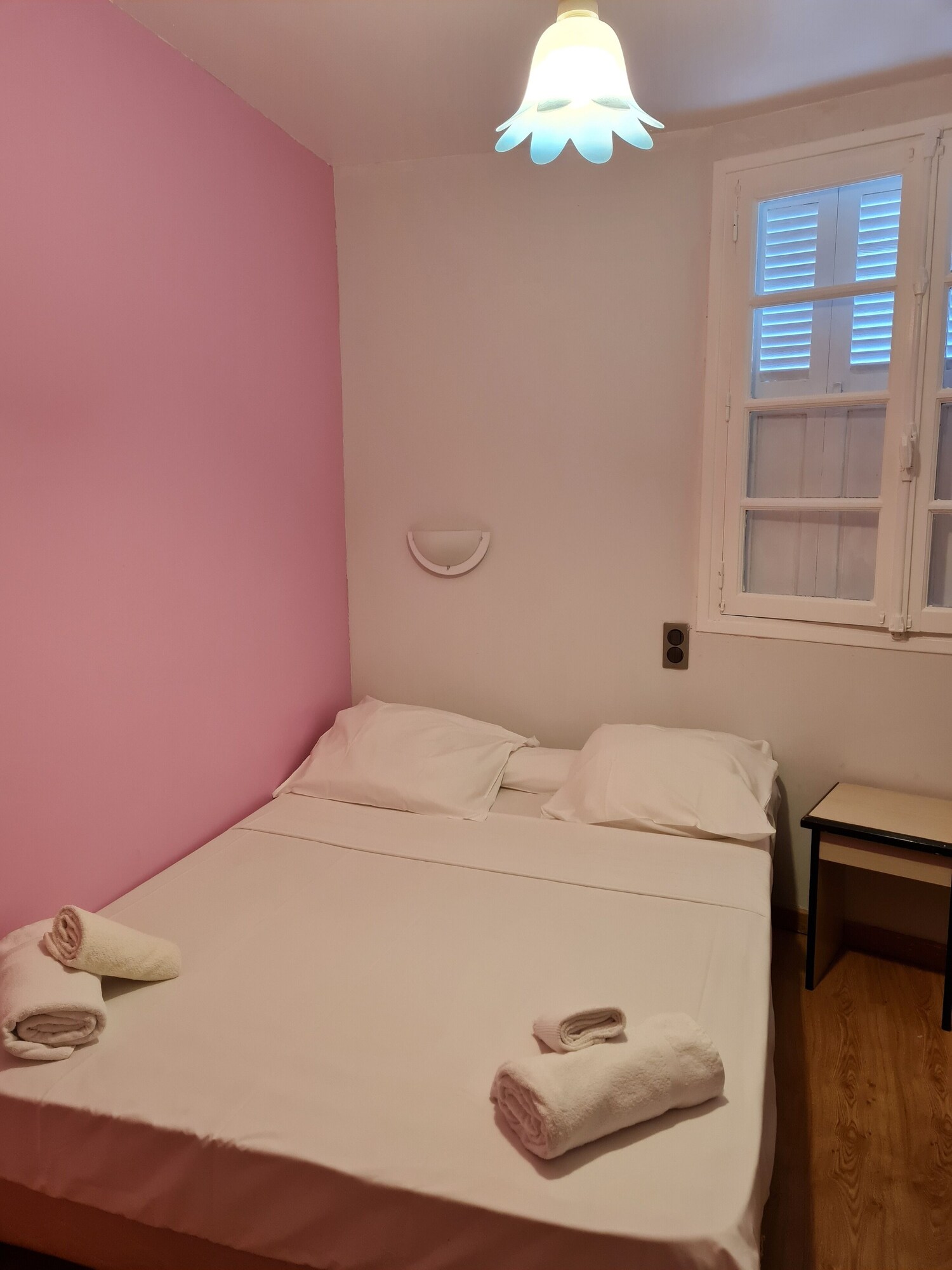 ROOM, SINGLE