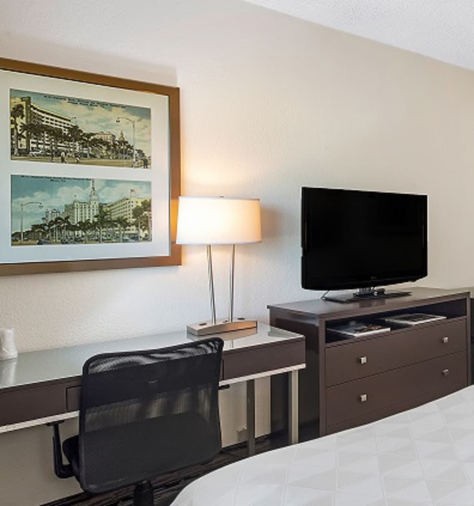 Holiday Inn Port of Miami Downtown Hotel 35/73
