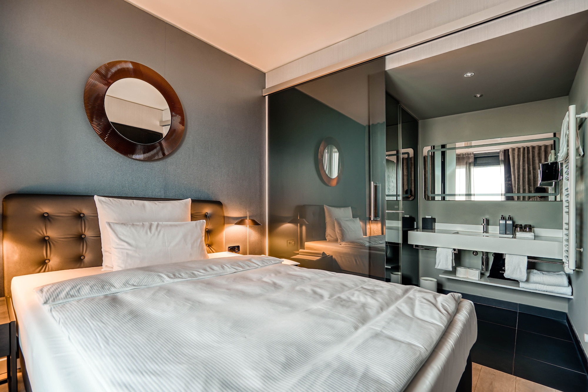 METROPOLITAN, SUITE, QUEEN BED