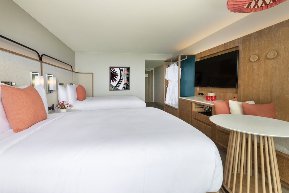 غرفة بريميوم بسريرين مزدوجين بإطلالة على البحر، Crowne Plaza Resort Guam 6/10