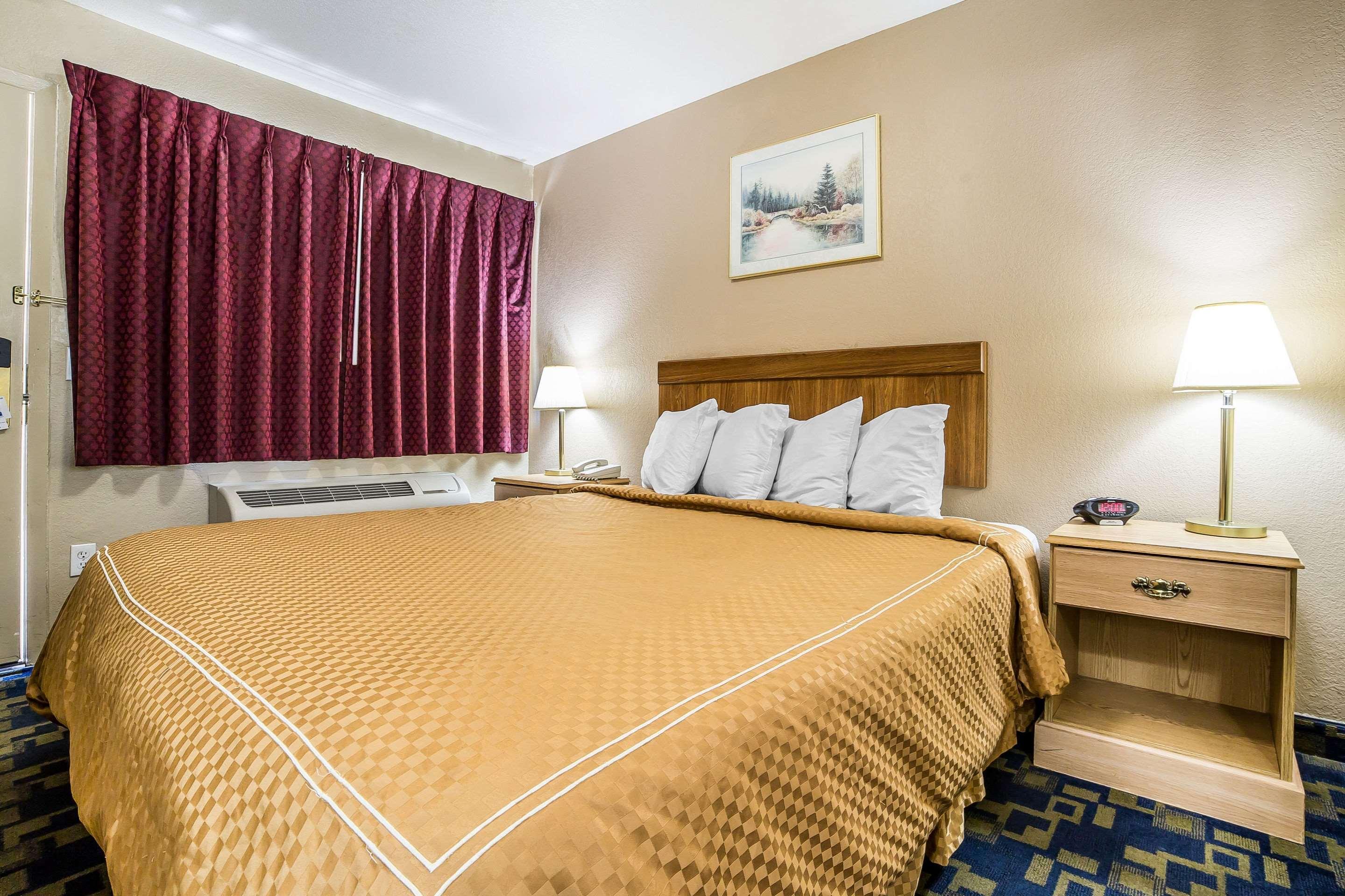 ROOM, QUEEN BED