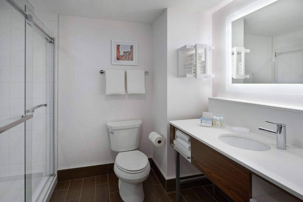 جناح بسرير كينج، Hampton Inn and Suites by Hilton Montreal Dorval 3/3