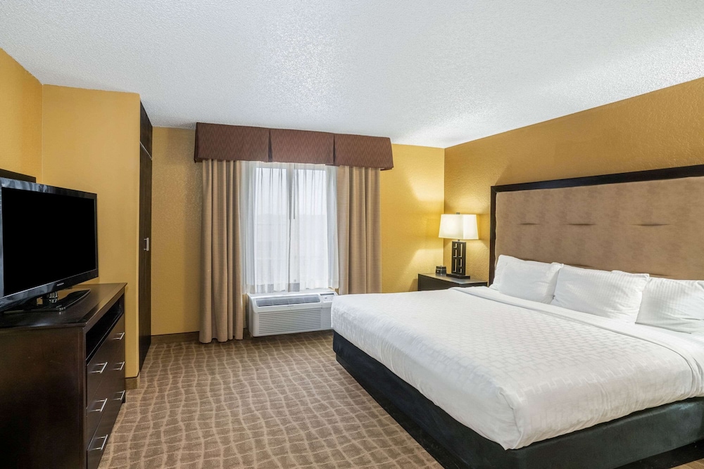 SUITE, KING BED, JETTED TUB