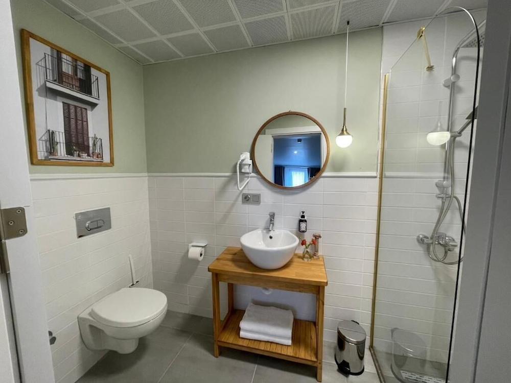 Meshk Airport Hotel 48/50