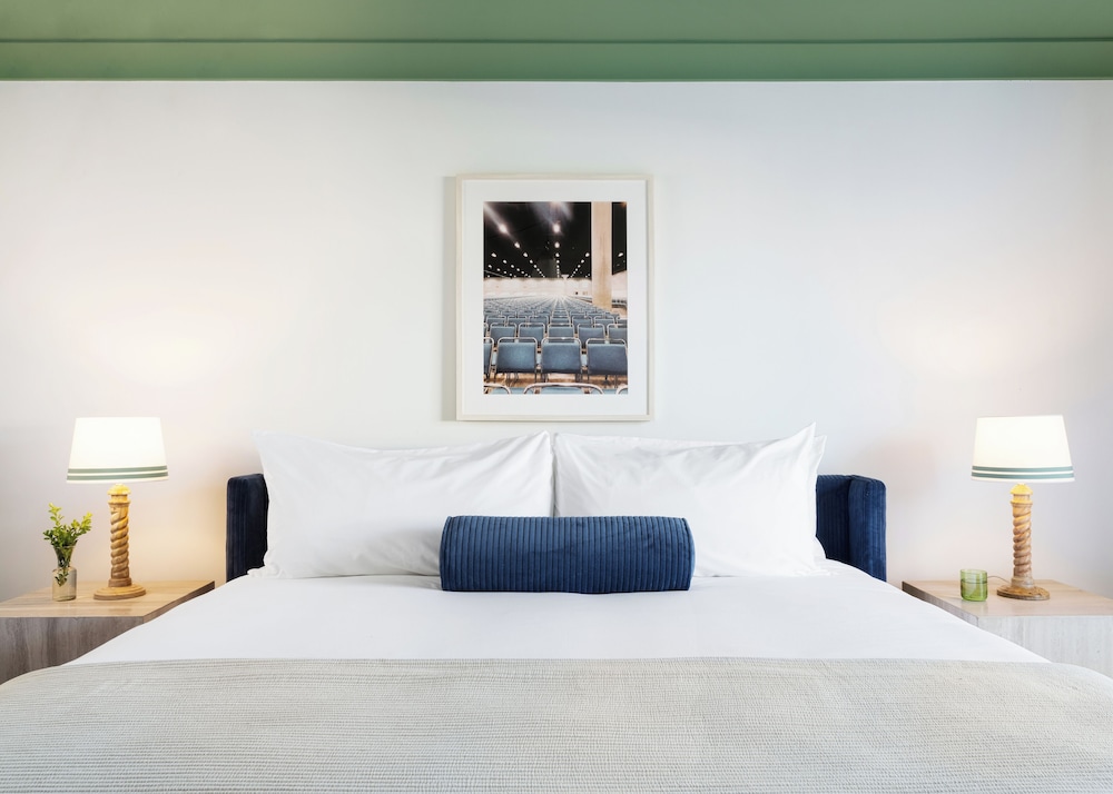 STANDARD, KING BED, ACCESSIBLE