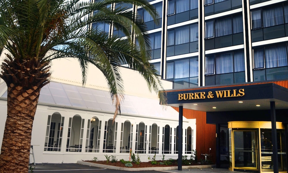 BURKE & WILLS HOTEL 2/63