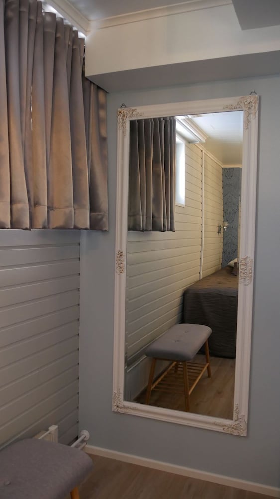 Golden Circle Suites 26/49