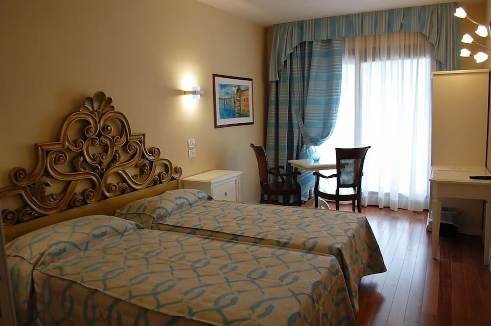 Villa Madrina Lovely and Dynamic Hotel 18/49
