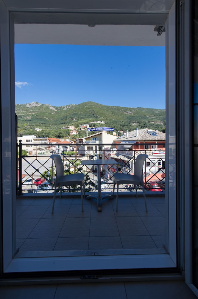 SAN NECTARIOS HOTEL 6/50