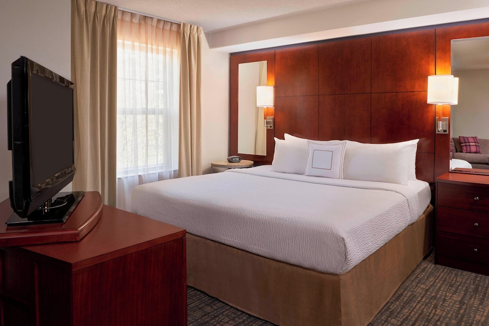 Studio, Queen Bed, Partial Lake View