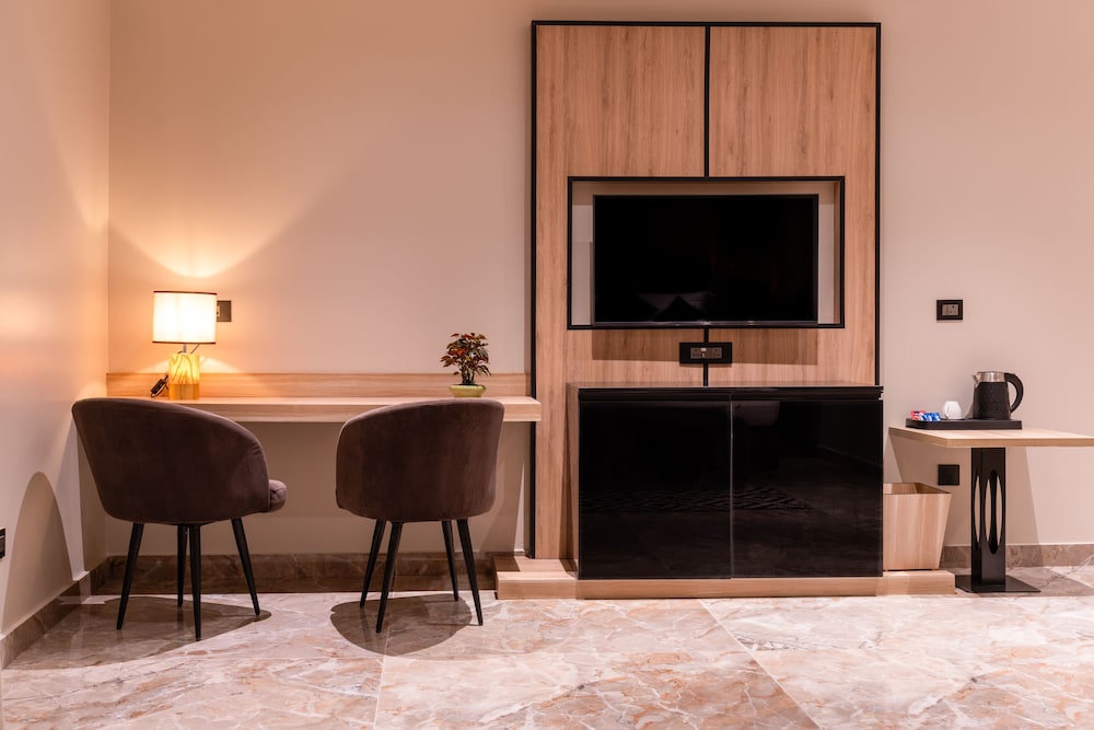 Alpine Hotel and Villas 18/22