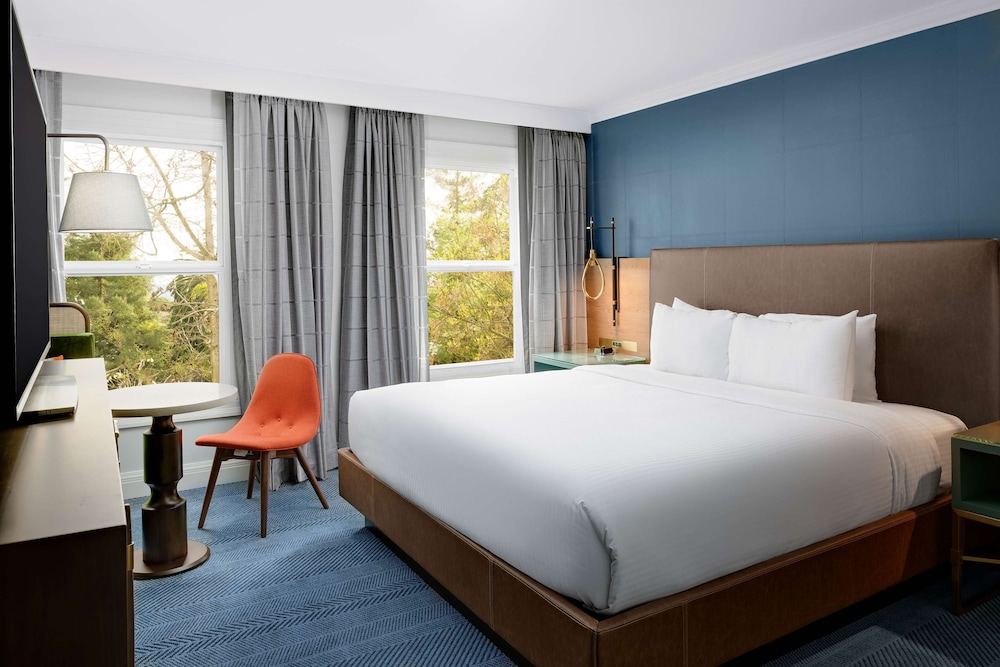 غرفة بسرير كوين بشرفة لذوي الإعاقة، Hayes Mansion San Jose, Curio Collection by Hilton 4/9