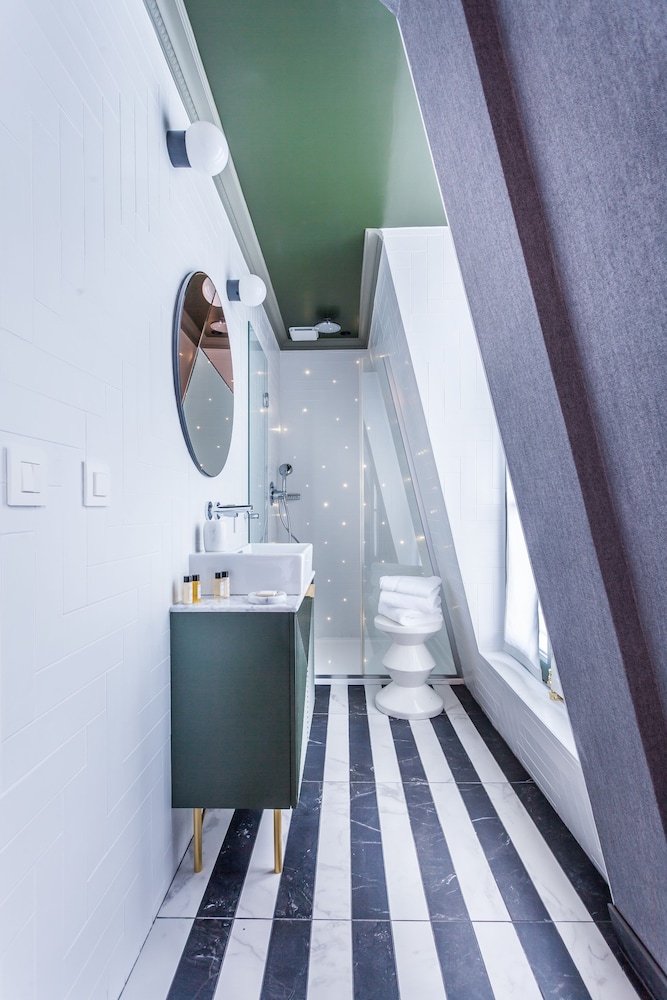 Bob Hotel 34/42