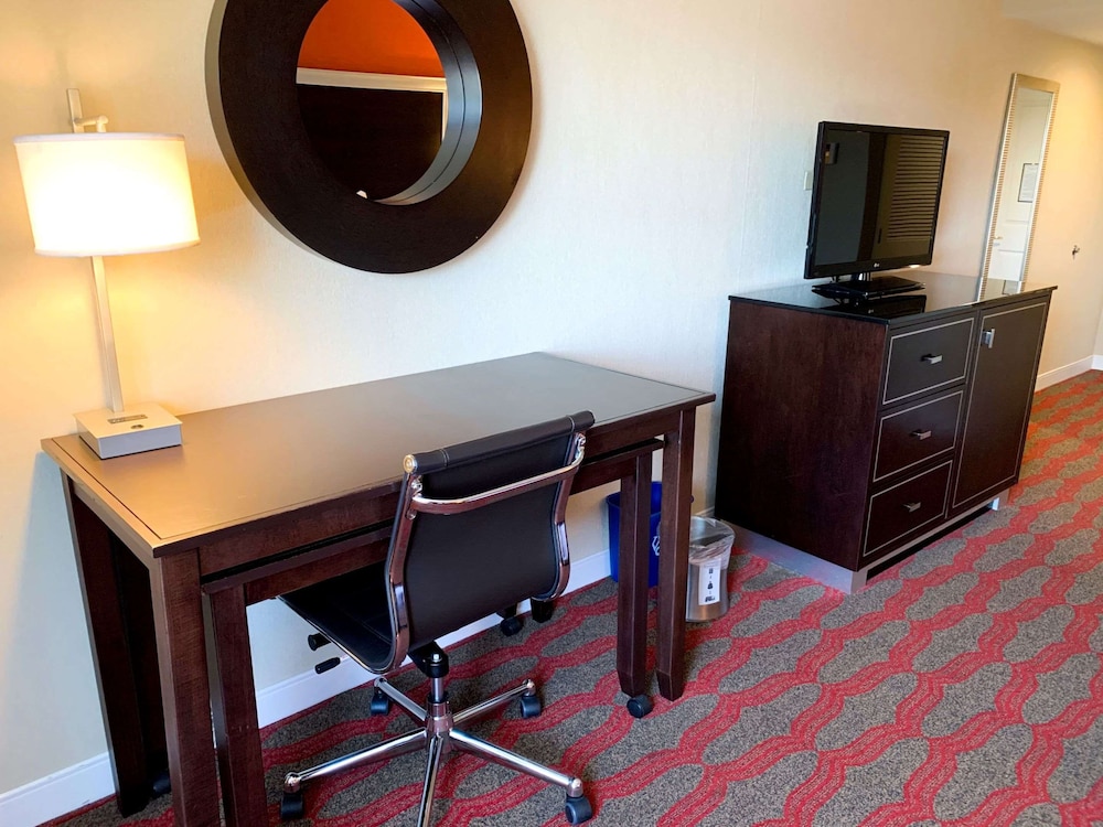 DoubleTree by Hilton New York LaGuardia Airport 50/54
