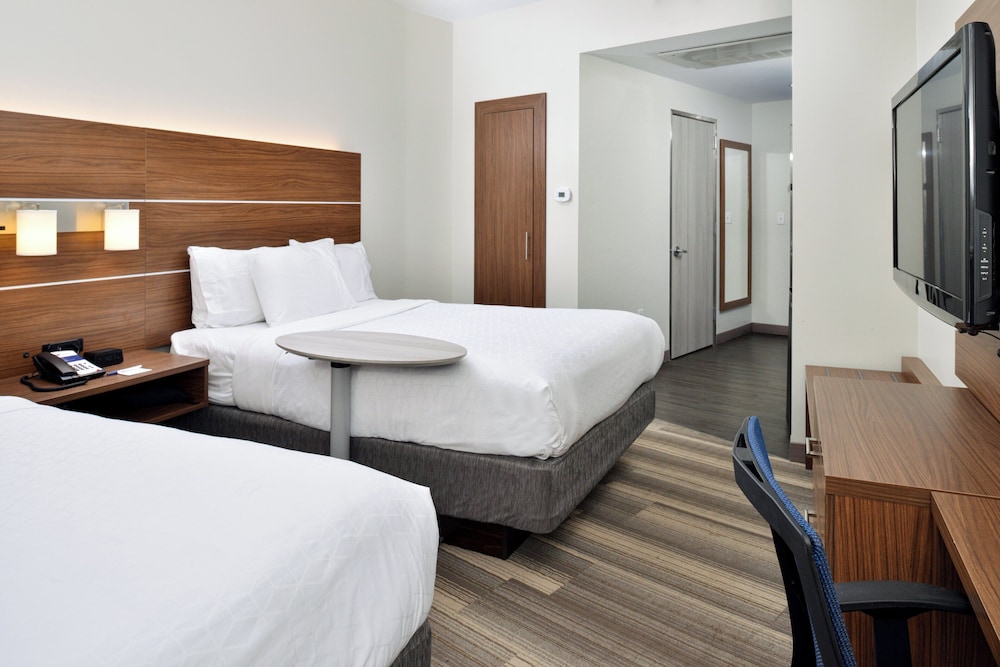 Holiday Inn Express and Suites - Mall of America - MSP Airport 27/68