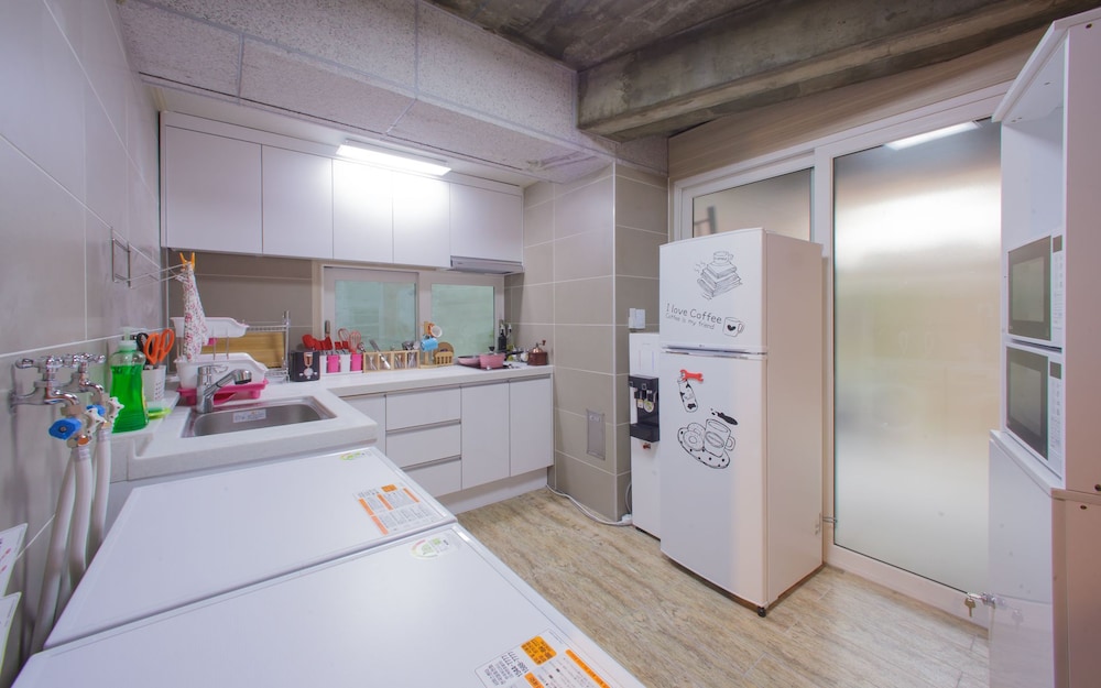 KW Hongdae Line Hostel 4/40