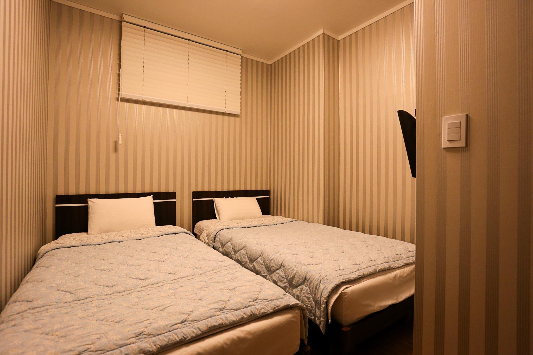 ROOM, TWIN BEDS