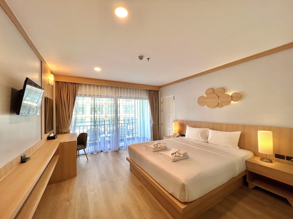 1 BEDROOM, DELUXE, POOL VIEW