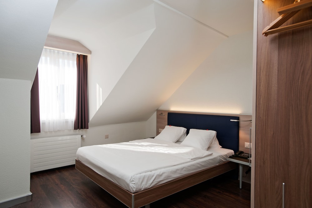 SMALL DOUBLE, QUEEN BED
