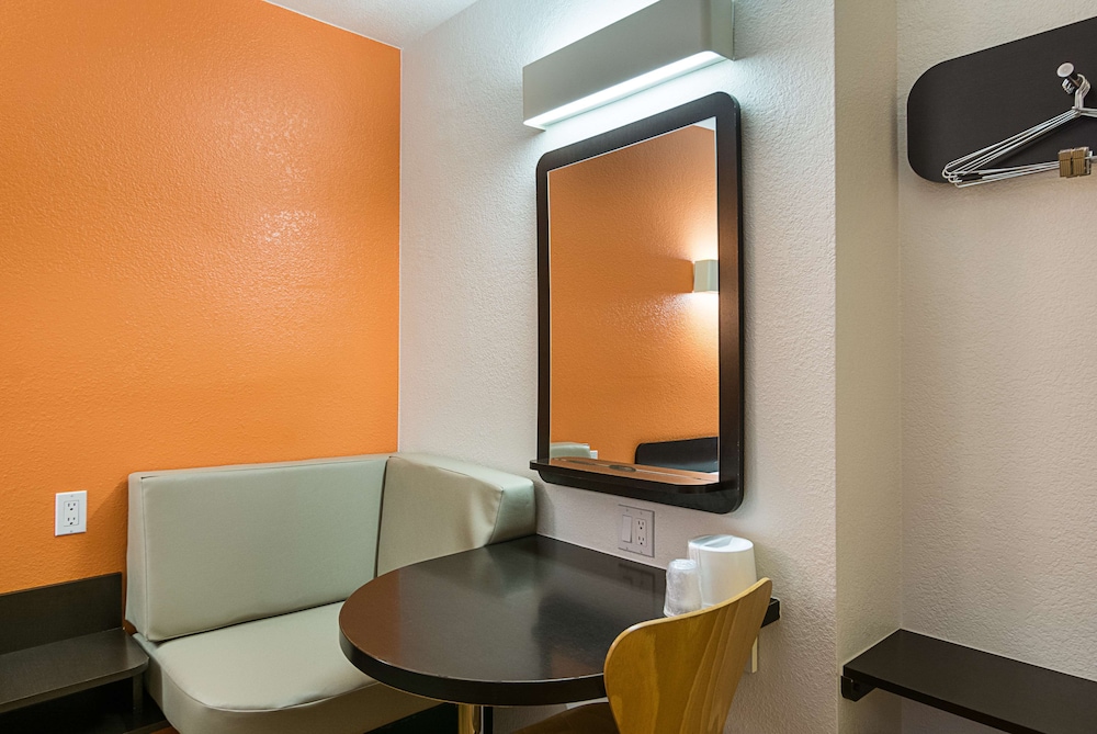 Motel6 Villa Park, IL - Chicago West 48/65