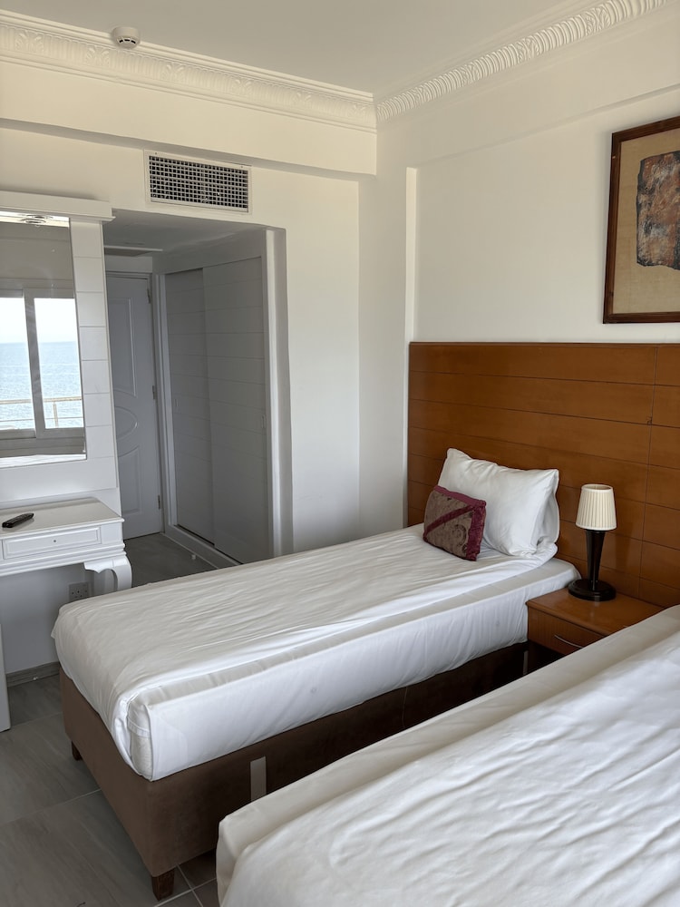 ADA BEACH HOTEL 4/50