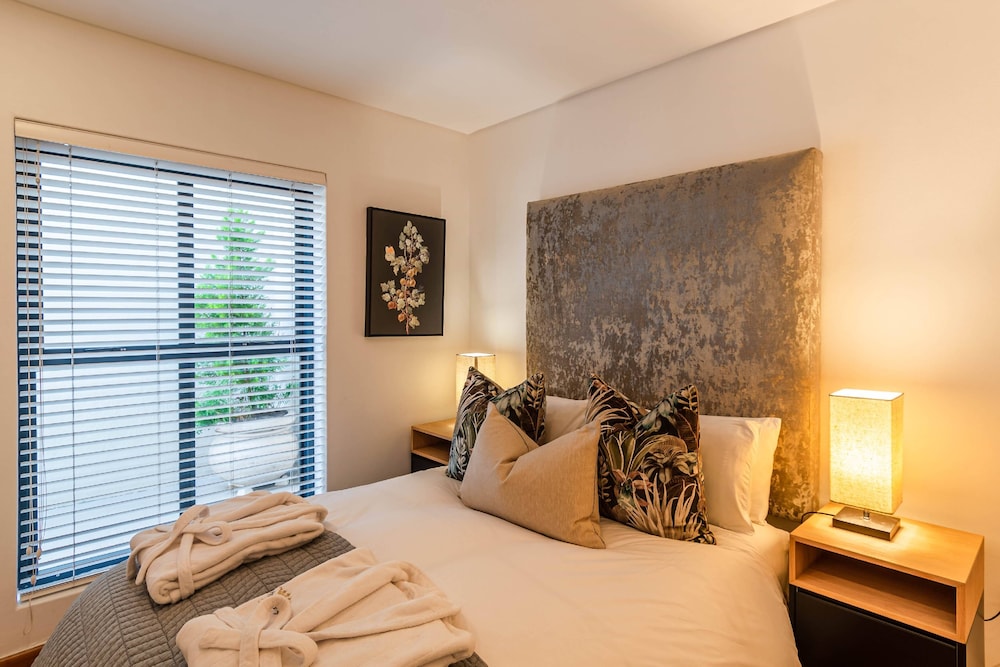 Apartment, King and Queen Bed