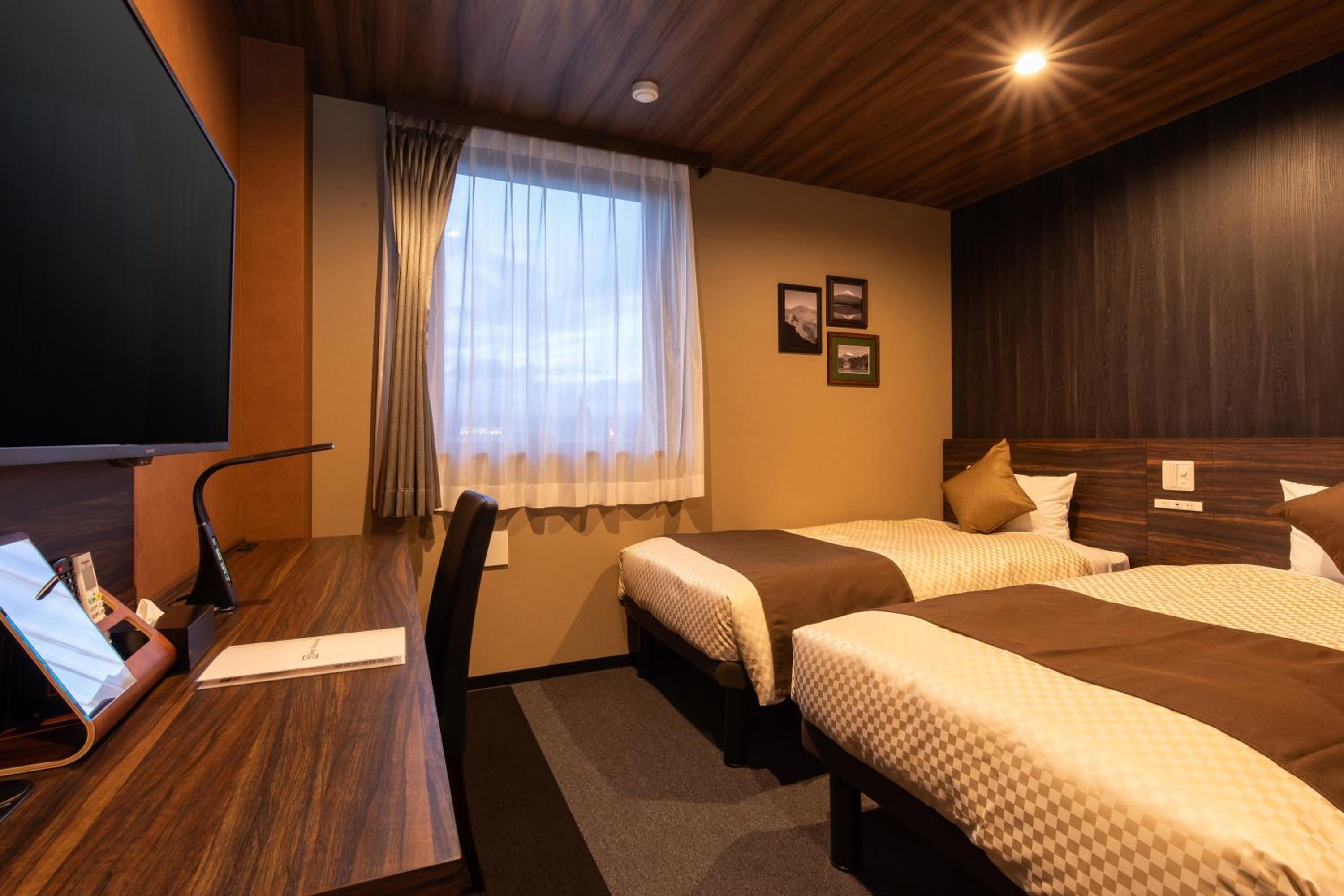 Room, Twin Beds, Mountain Side