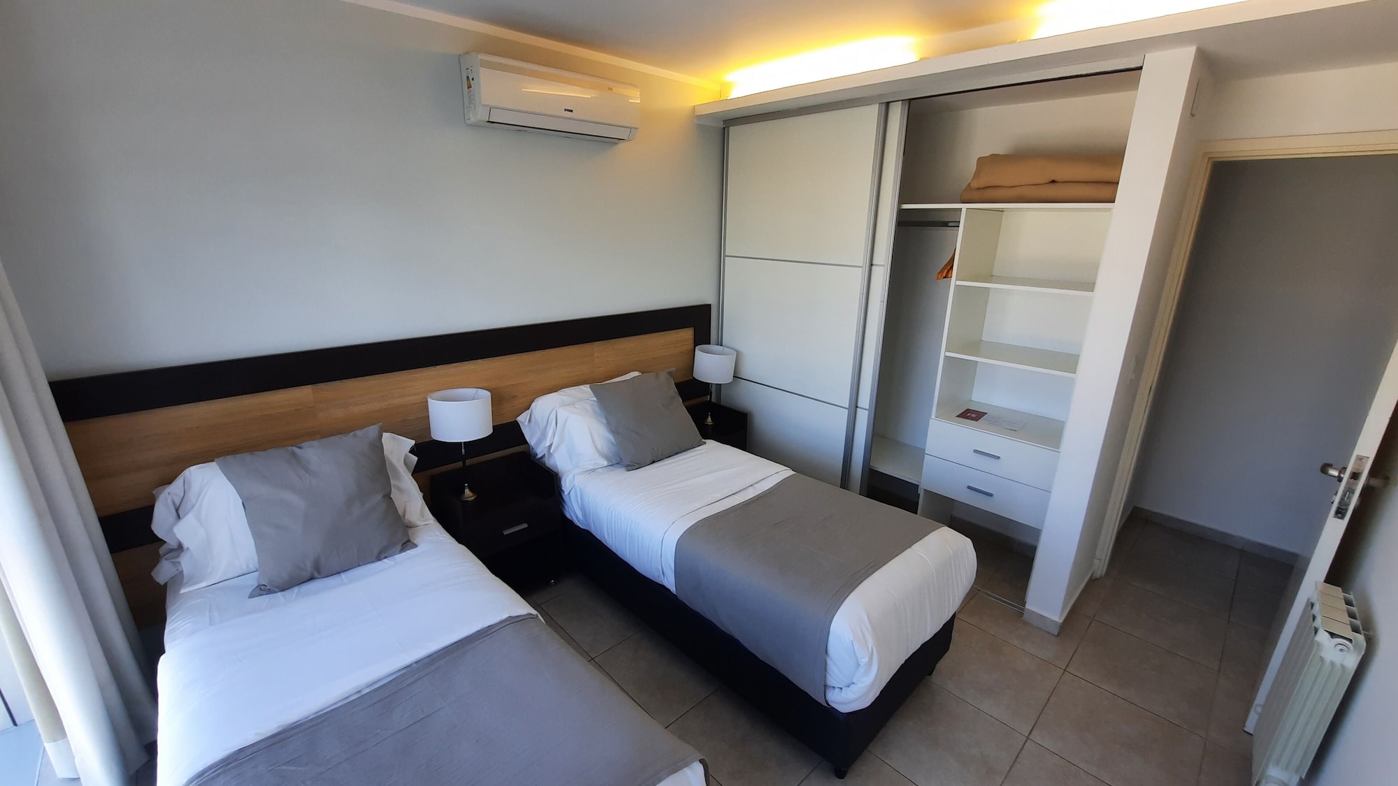 شقة بسرير مزدوج وسريرين منفصلين بغرفتي نوم