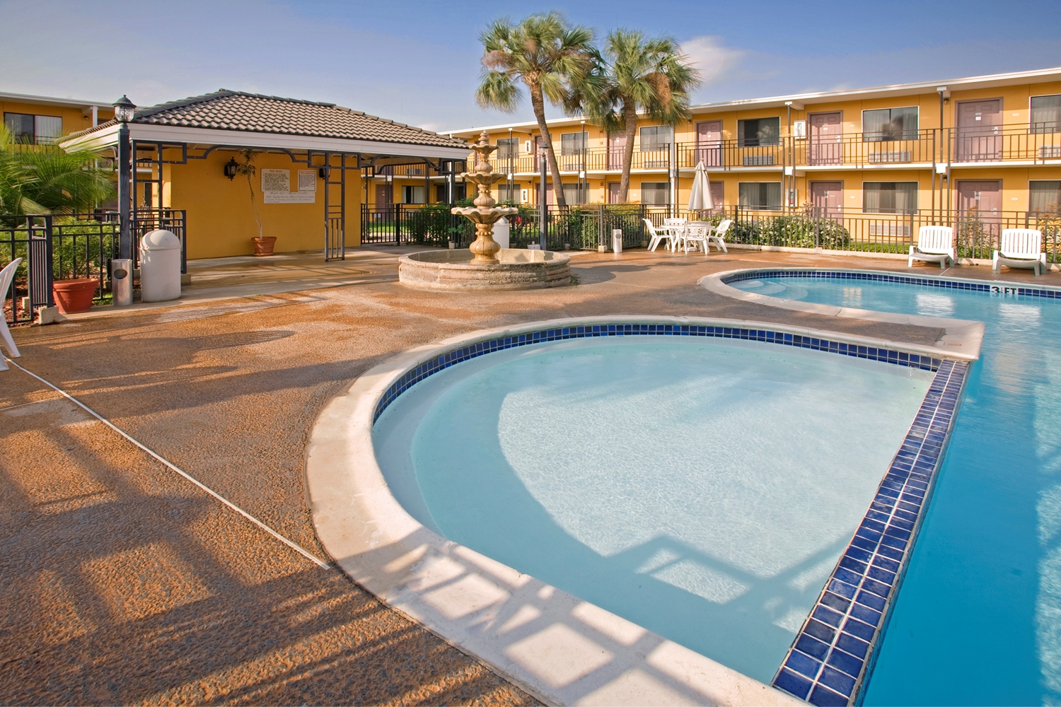 Americas Best Value Inn Laredo 22/34