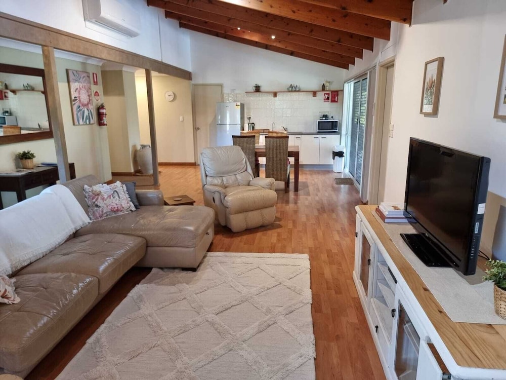 CLANDULLA COTTAGES 18/50