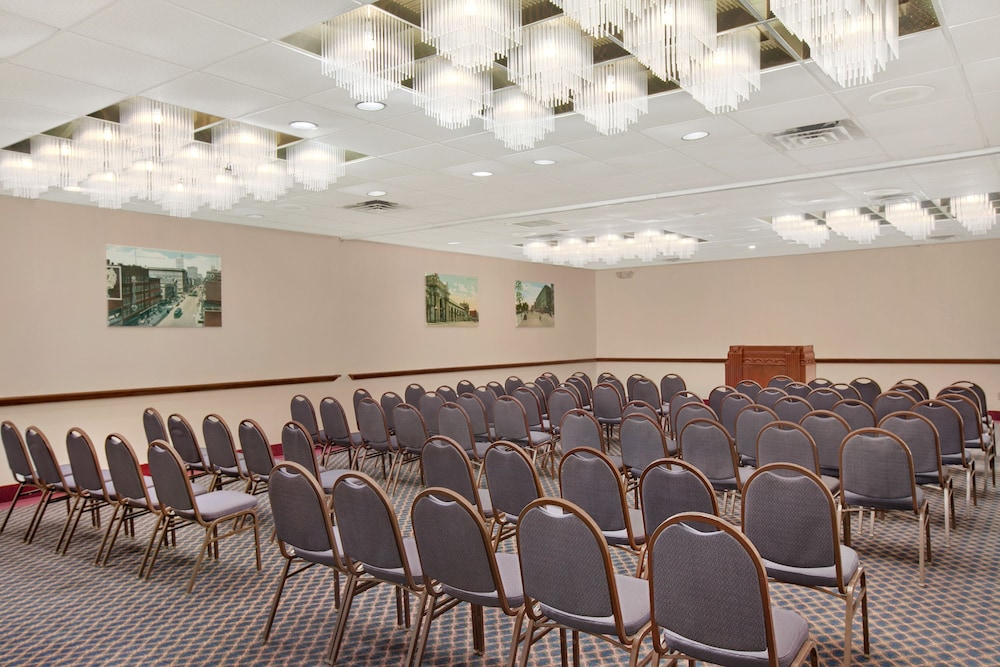 Days Inn by Wyndham Columbus Airport 33/37