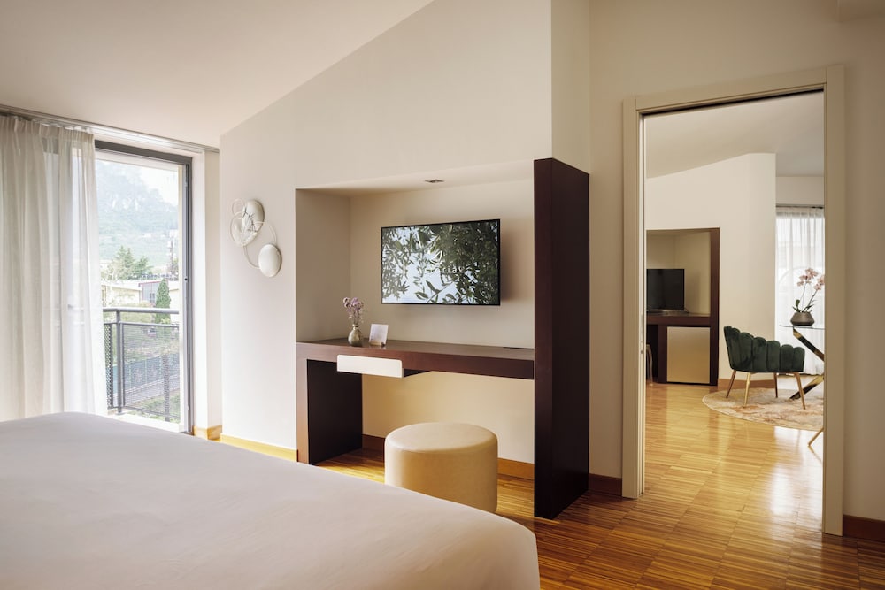 ASTORIA, SUITE