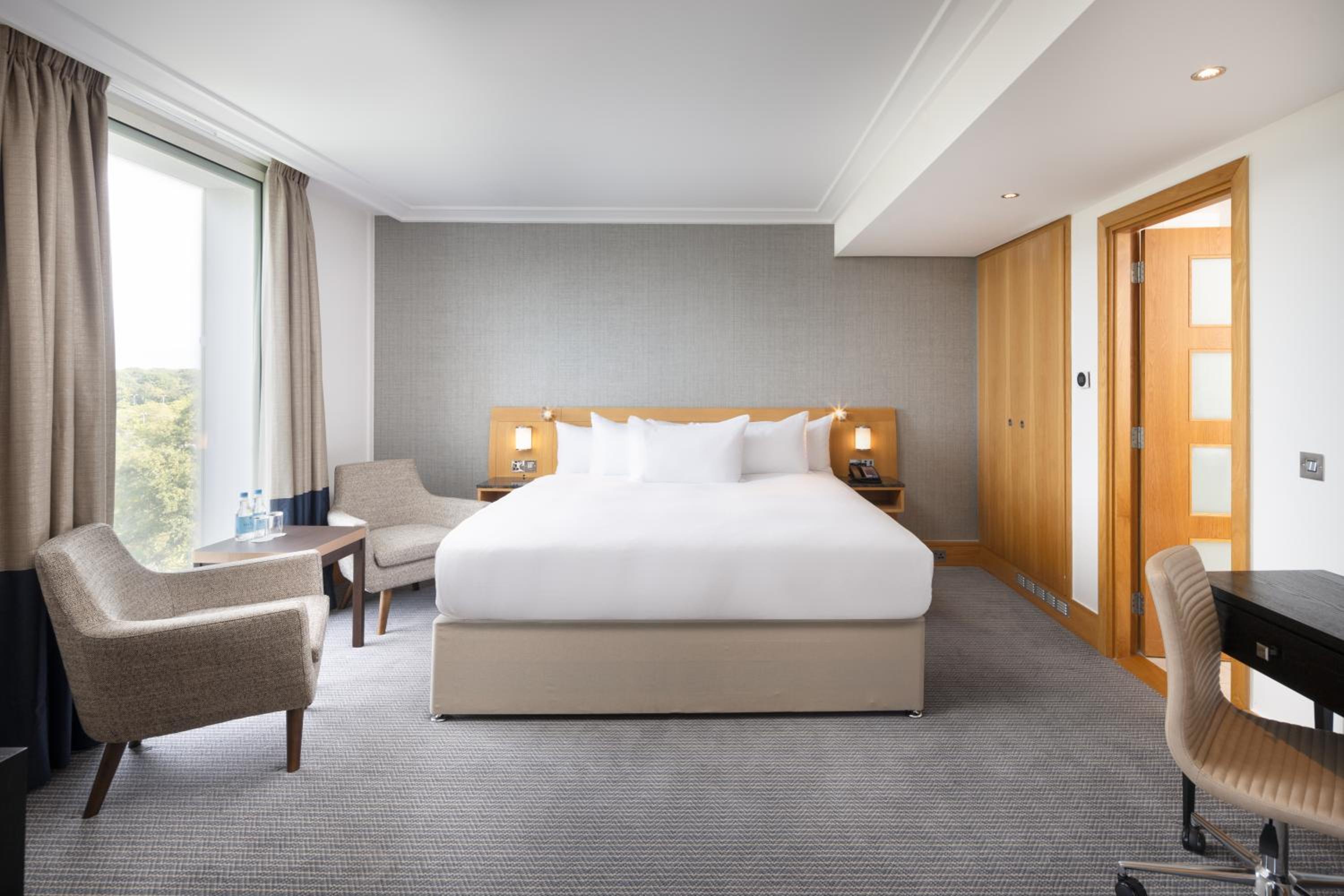 SUITE, KING BED, LIVING AREA