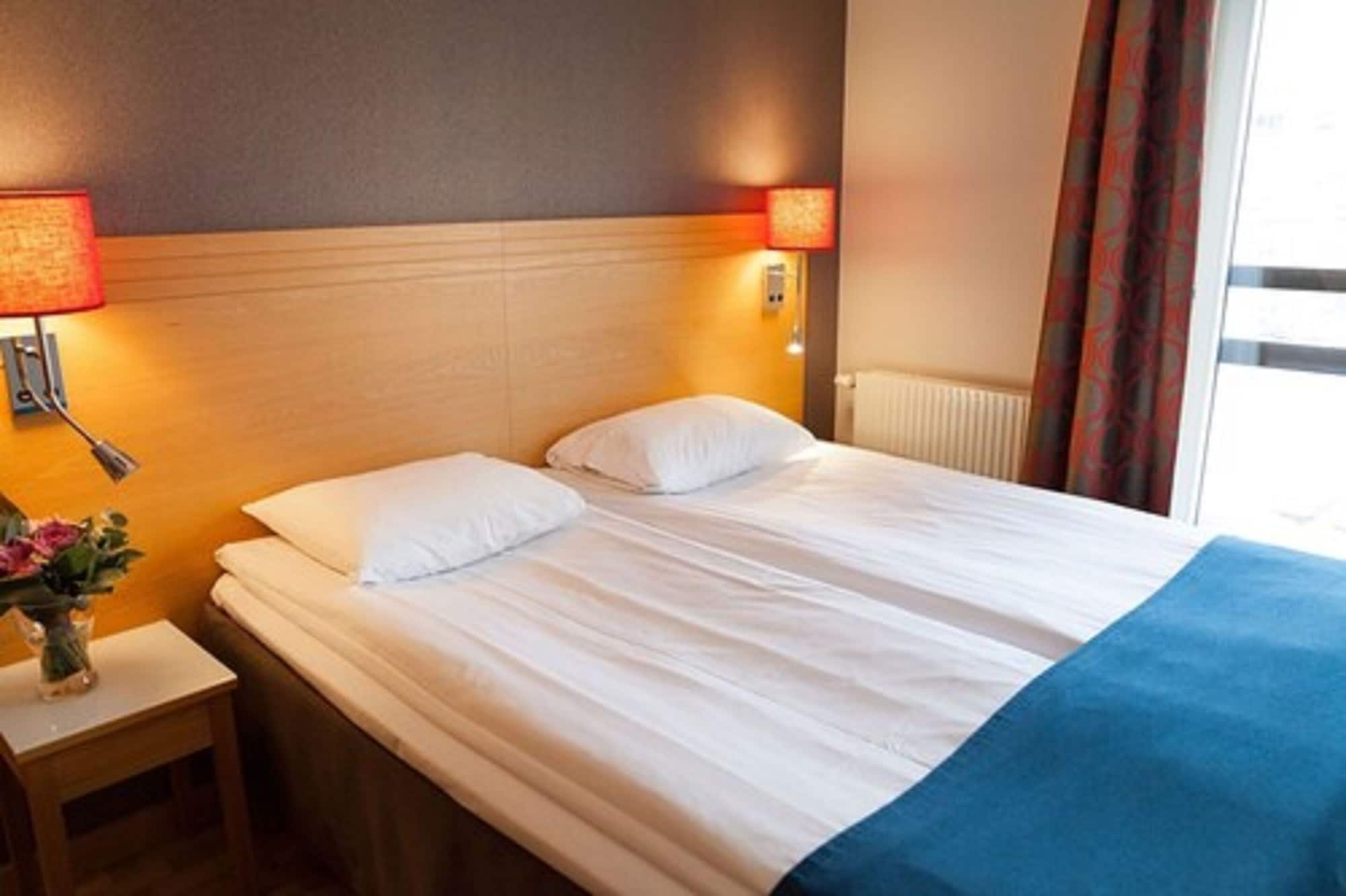 ROOM, DOUBLE BED