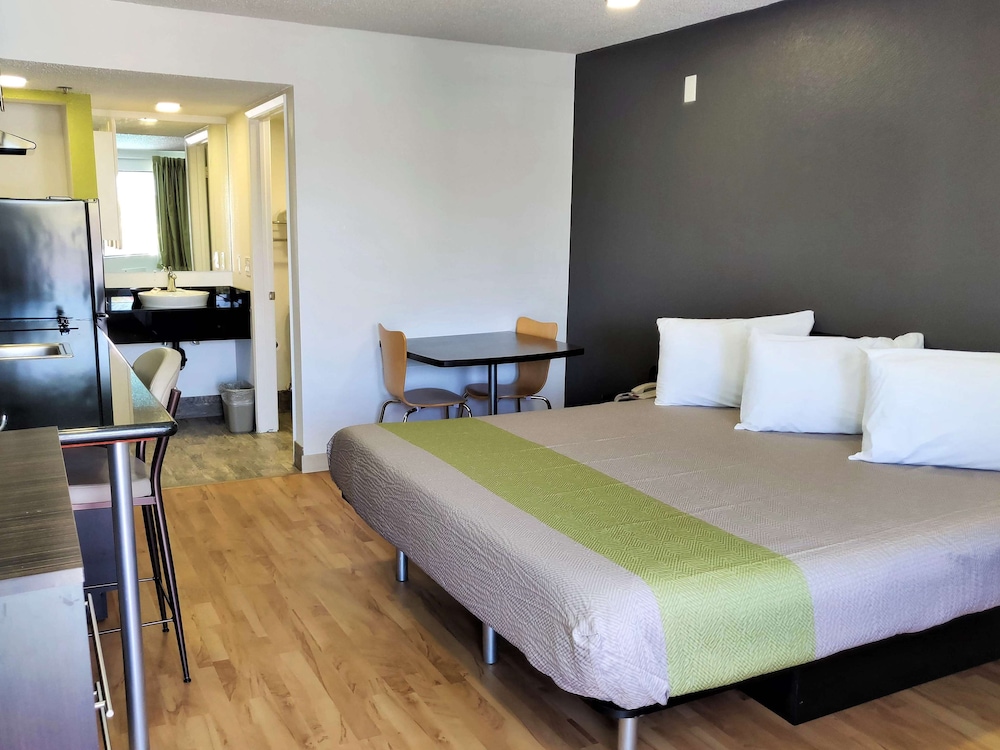 Studio6 Fresno, CA - Extended Stay 10/37