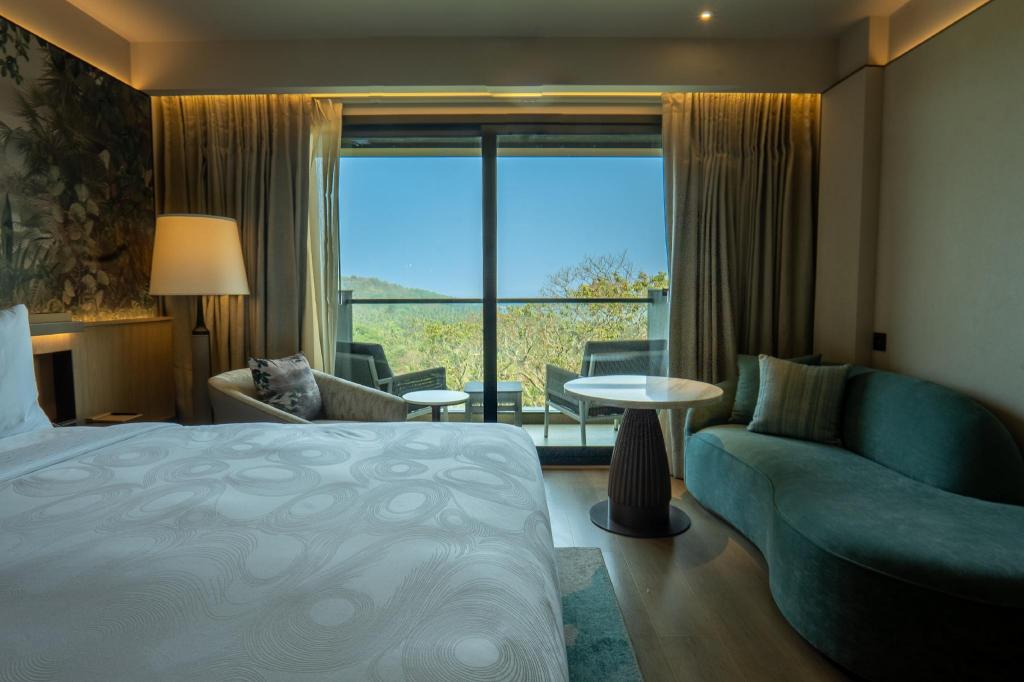 Grand, Guest Room, Luxury, King Bed, Forest View, Balcony، JW Marriott Goa Vagator 2/7