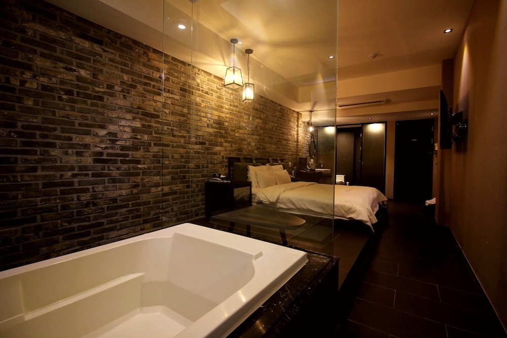 Masan Almond Hotel 37/43