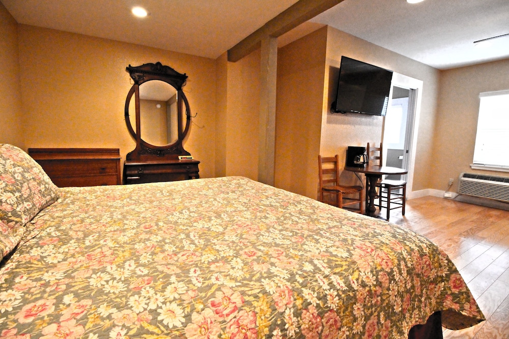 Peach Tree Inn & Suites 15/67