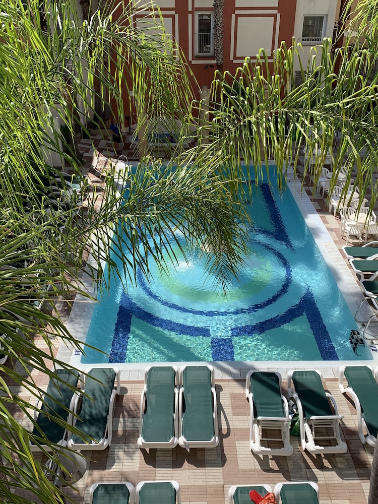 Cleopatra Hotel 61/63