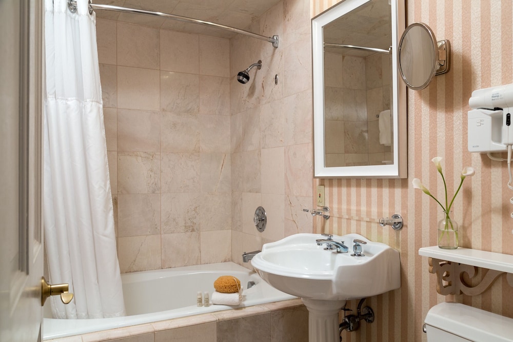 The Chateau Inn and Suites 22/57