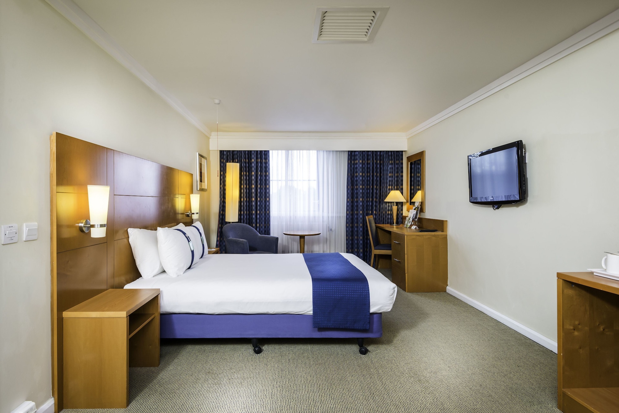 STANDARD, QUEEN BED