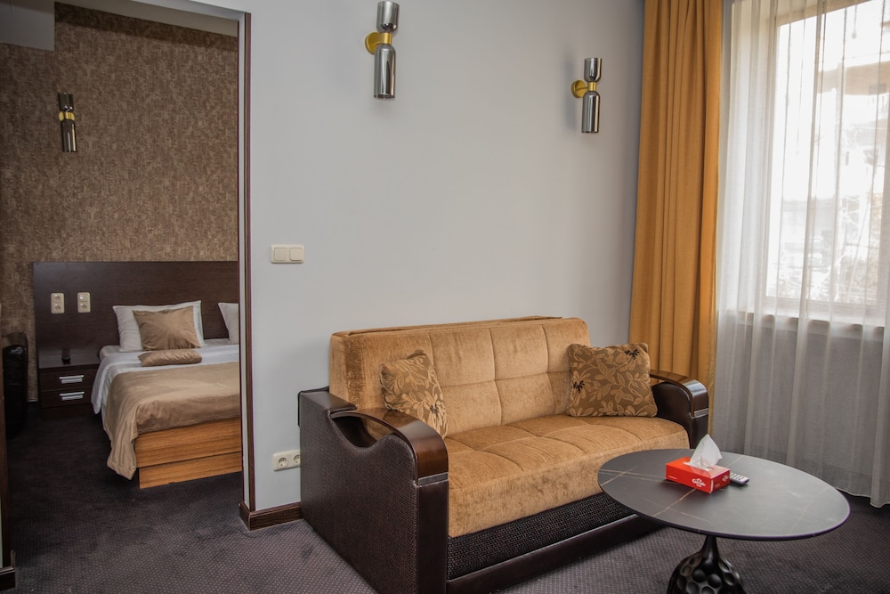 Cascade Hotel 33/46