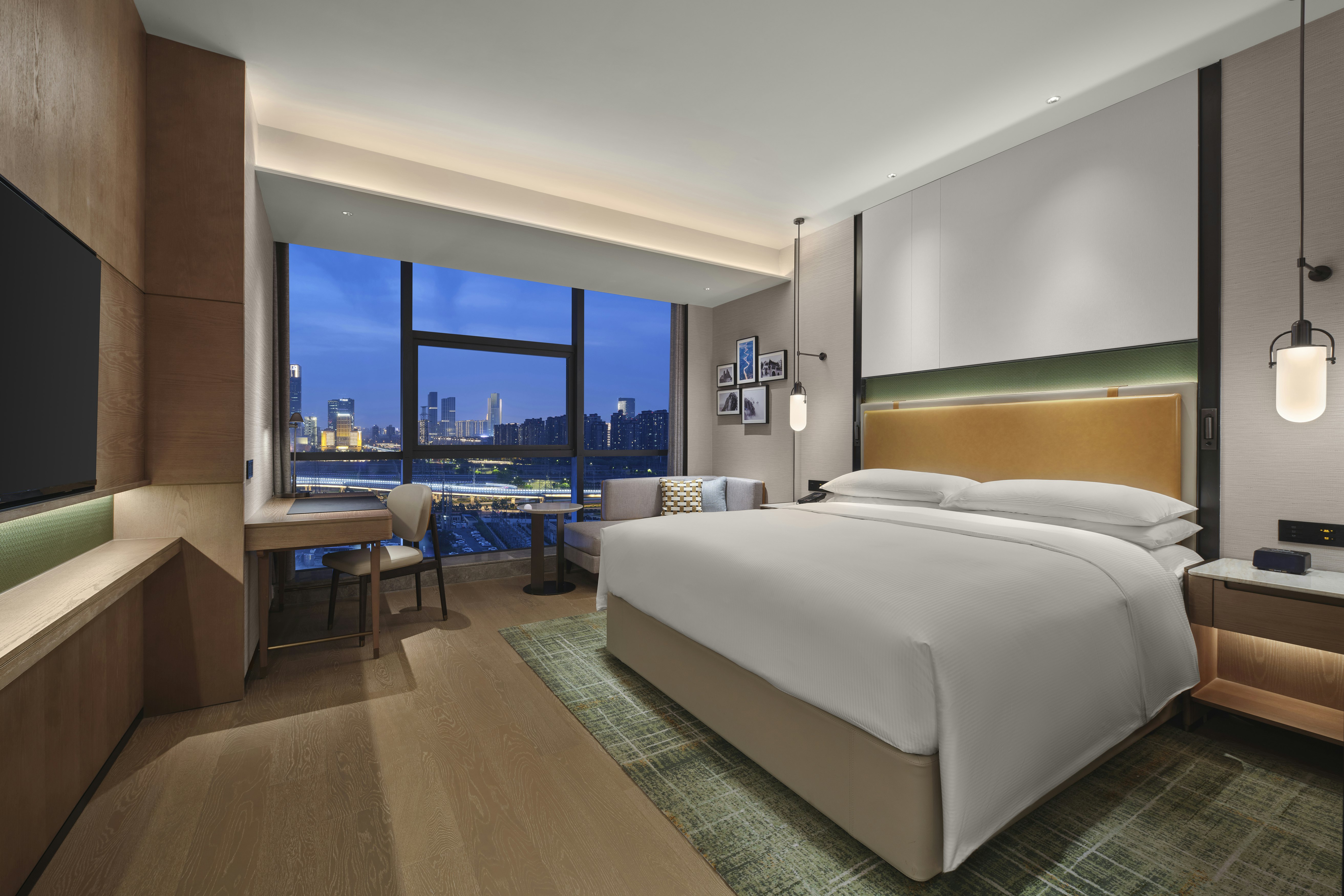 GUEST ROOM, KING BED